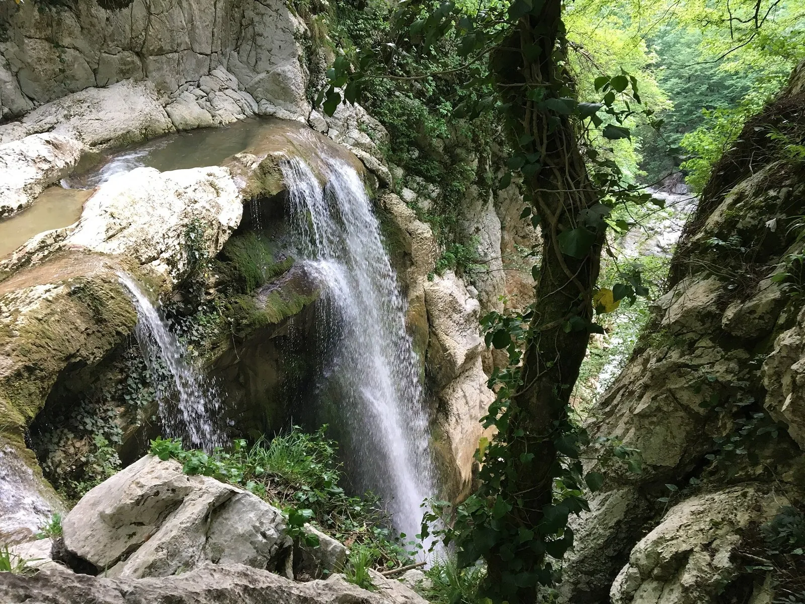 Agurskoe ushchele i Waterfalls